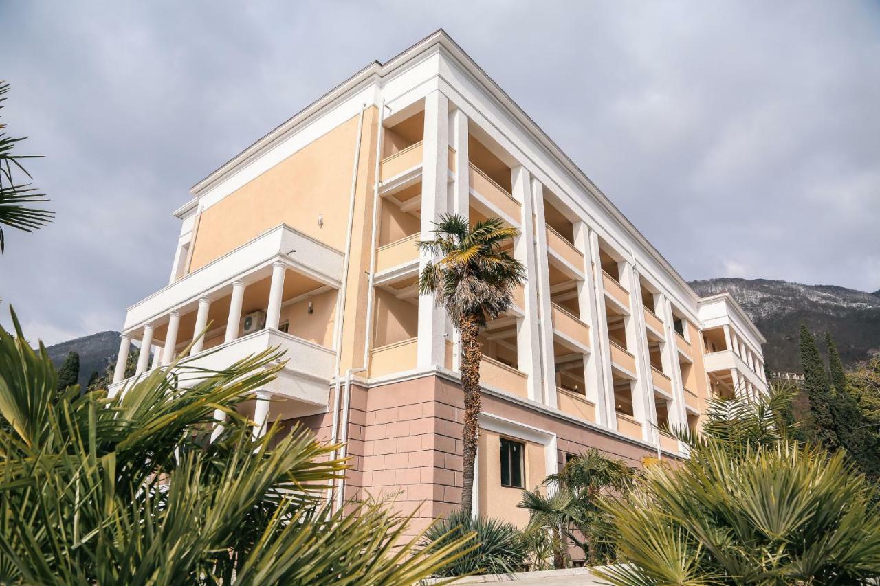 Old Gagra Hotel Exterior photo